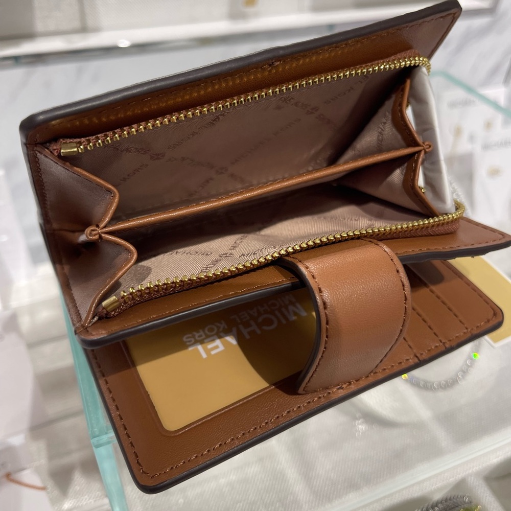 MICHAEL KORS Jet Set Medium Zip CN Two-Tone Logo Bifold Wallet
Brown Multi
NWT - Picture 11 of 16